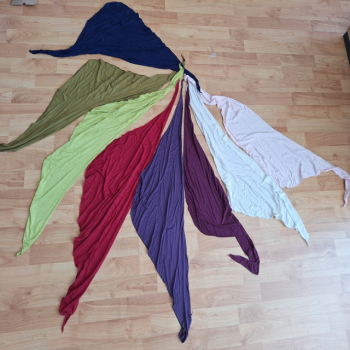 Sieben Dreieckstücher zum Anziehen und Spielen